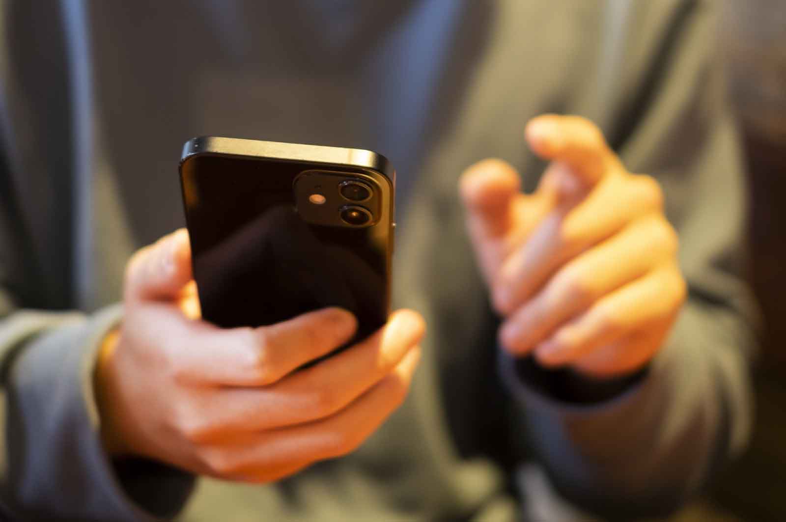 スマホでゲイパートナーを探す男性